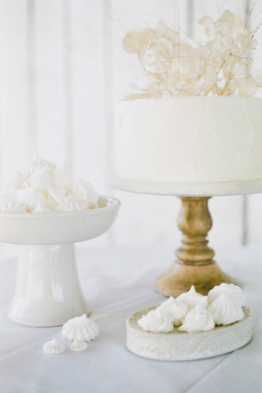 Love Tree Studios photographs the cake at a Missouri wedding by Como Confectionary.