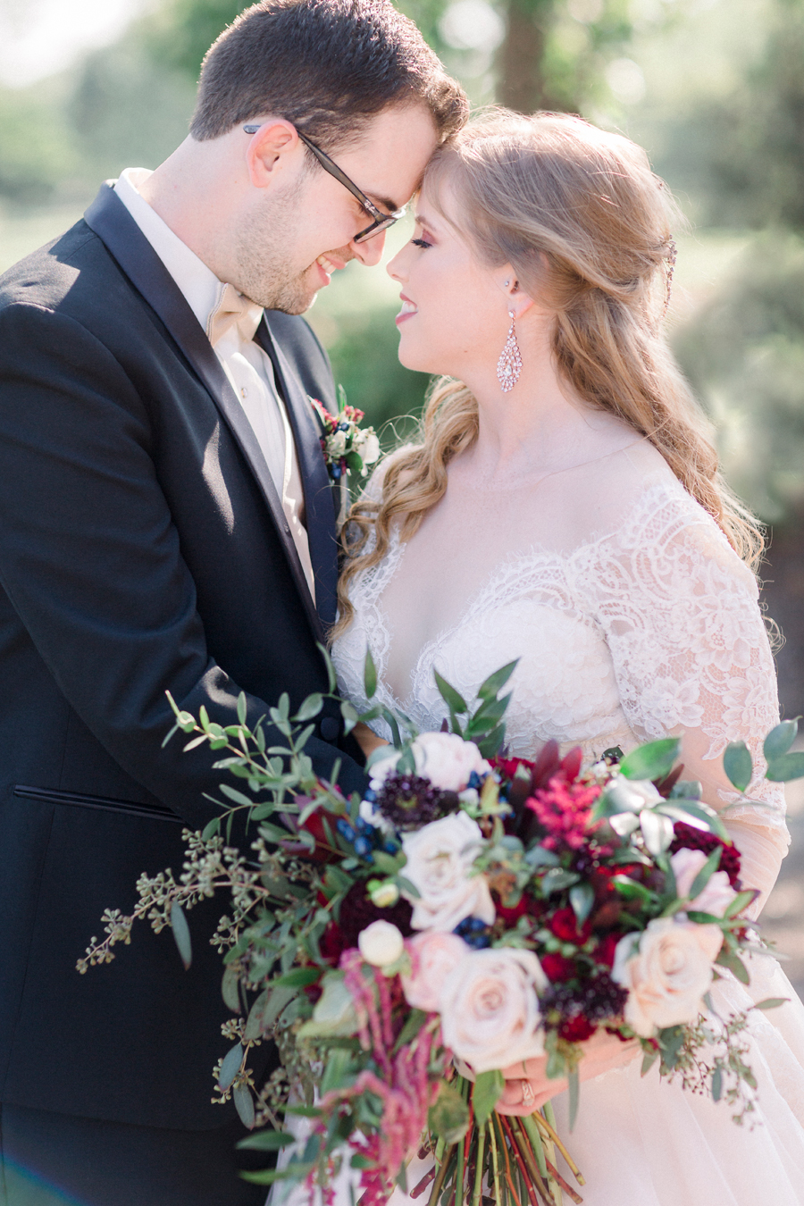 A wedding at Columbia Country Club photographed by Missouri photographer Love Tree Studios.