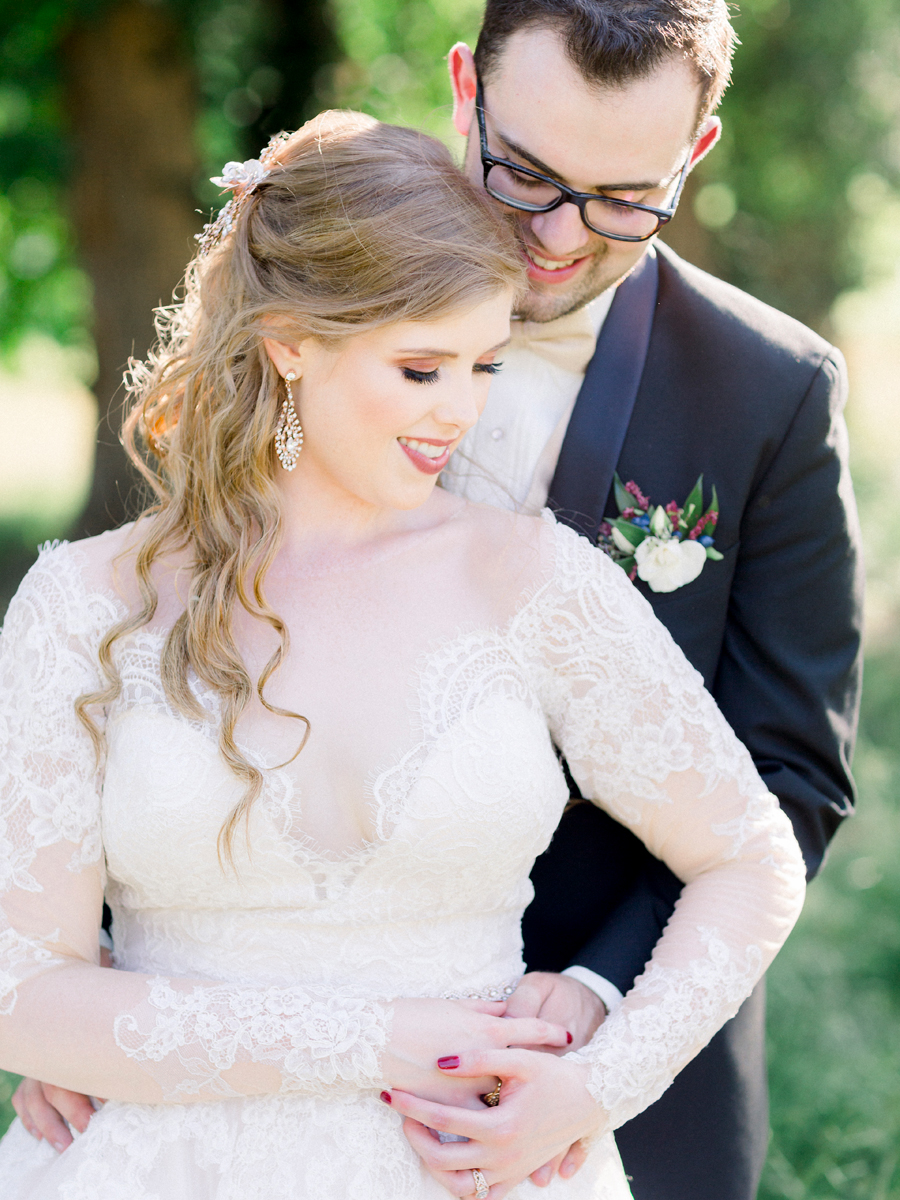 A wedding at Columbia Country Club photographed by Missouri photographer Love Tree Studios.