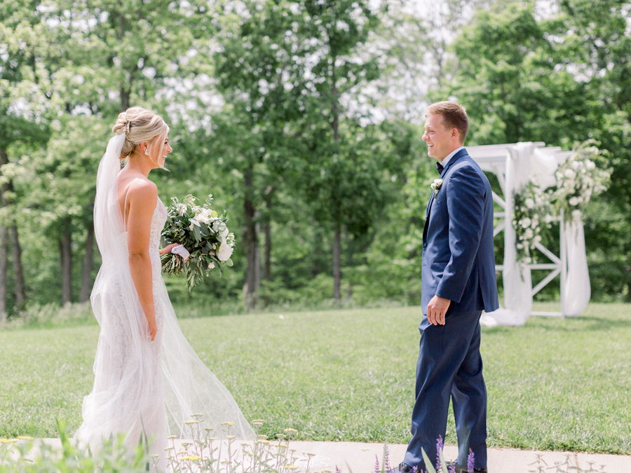 A Silver Oaks Chateau wedding by Missouri wedding photographer Love Tree Studios.