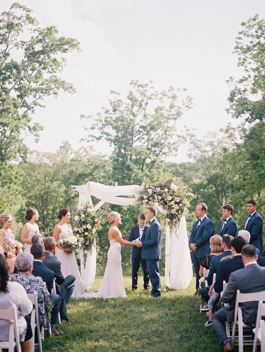 A Silver Oaks Chateau wedding by Missouri wedding photographer Love Tree Studios.