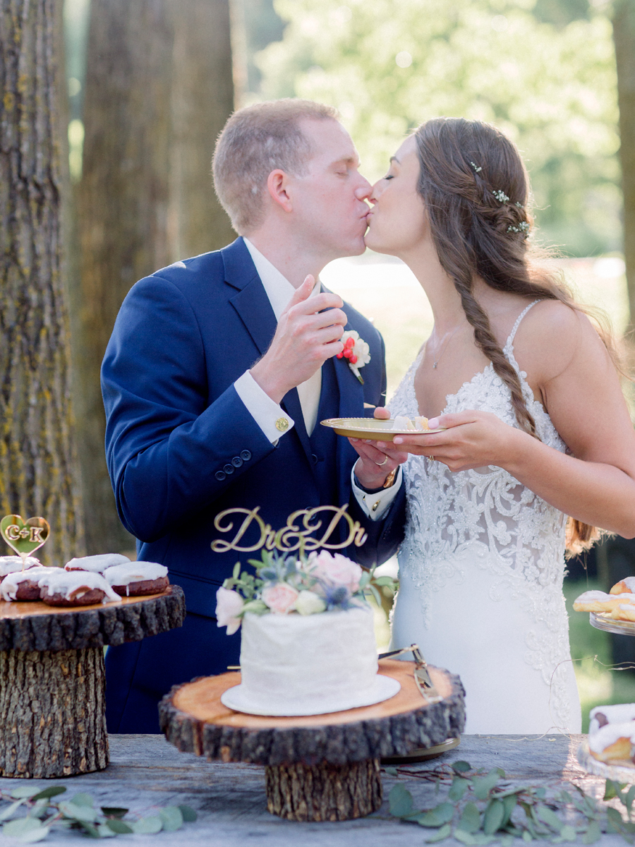 A bride and groom cut the cake during their Missouri wedding.