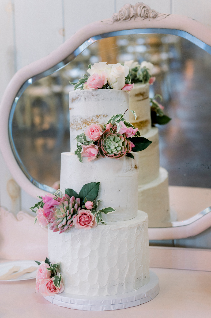 A photo of the wedding cake at a Blue Bell Farm wedding by Love Tree Studios.
