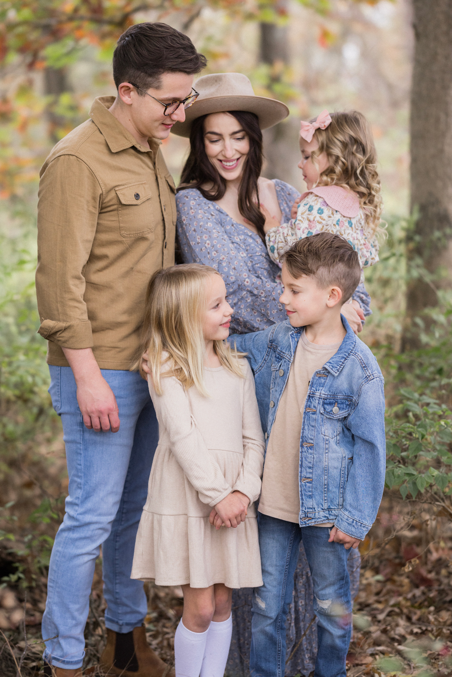 A rainy family portrait session in the fall in Columbia, Missouri by Love Tree Studios.