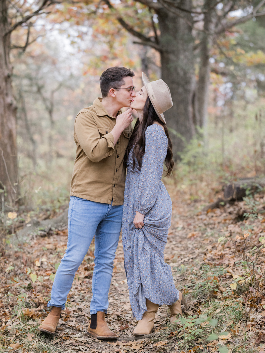 This rainy family portrait session by Missouri photographer Love Tree Studios has all the cozy fall vibes.