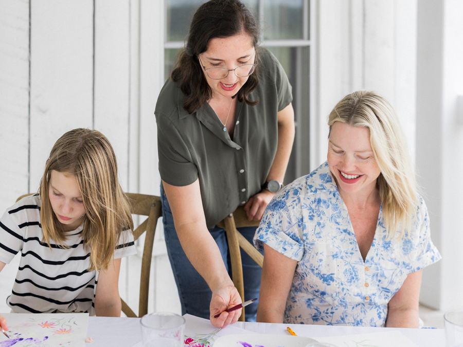 St. Louis artist Caitlin Allen instructing attendees on watercolor techniques at the Blue Bell Farm paint and picnic event.