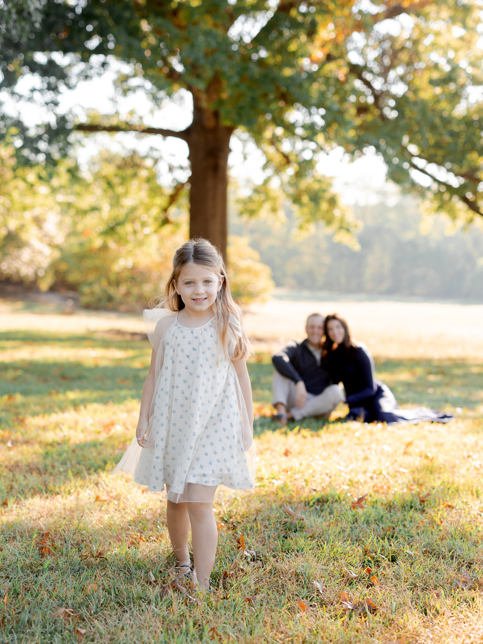 Candid photo of family laughing together in the sunshine – Columbia Missouri lifestyle family photos at sunrise.